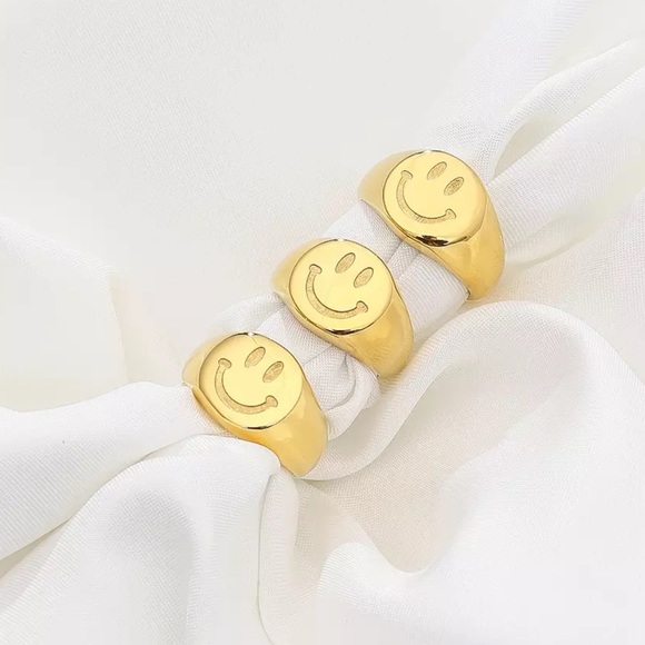 New Smile 18K Gold Happy Face Ring - Picture 4 of 7